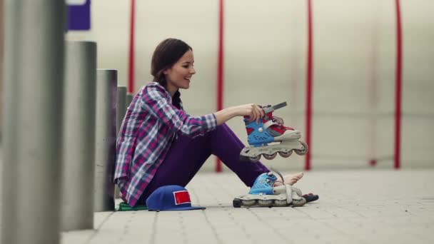 Fille met sur un pied patins à roulettes — Video