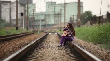Kız demiryolu dilek gitarda yürüyüş