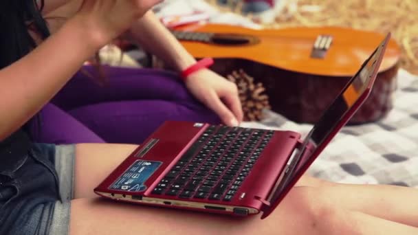 Ragazza che utilizza il suo computer portatile nella sua casa . — Video Stock