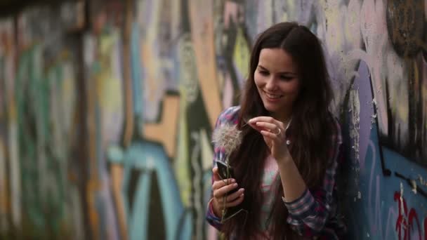 La fille avec un smartphone — Video