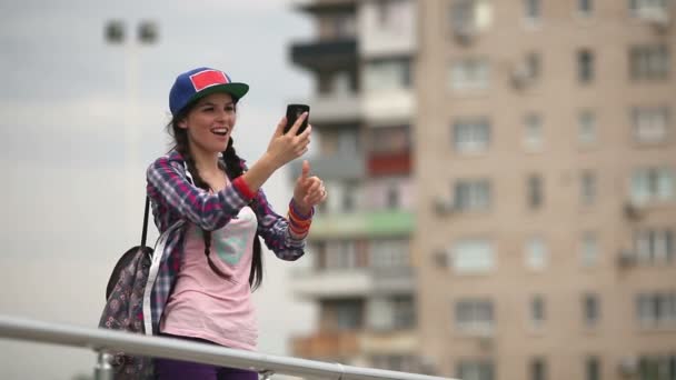 A menina com um smartphone — Vídeo de Stock