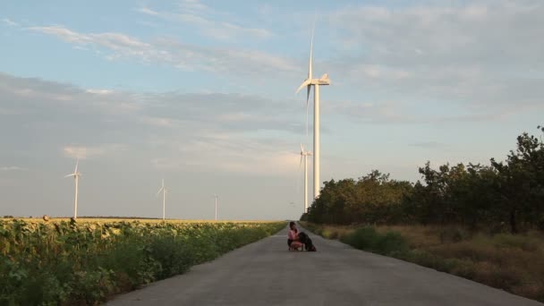 Ein junges Mädchen geht mit einem Hund spazieren. — Stockvideo