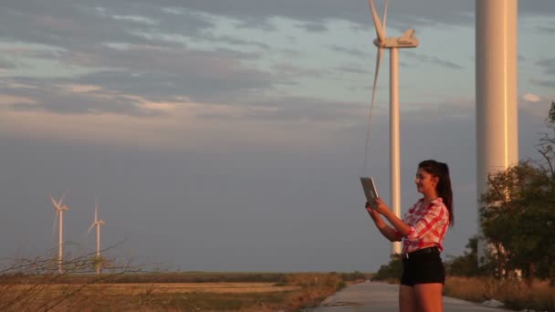 Ragazza felice gode il tablet . — Video Stock