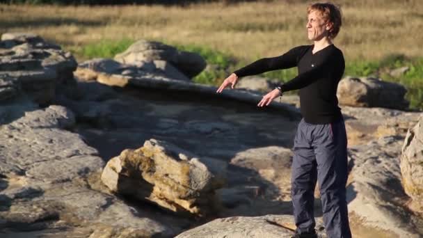 Gymnastiek in de bergen. — Stockvideo