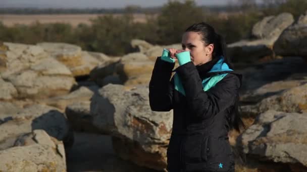 Giovane donna sportiva boxe per la fotocamera — Video Stock