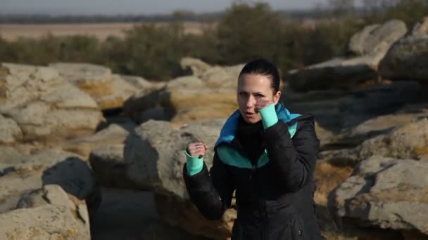 Joven mujer de los deportes boxeo a la cámara — Vídeo de stock