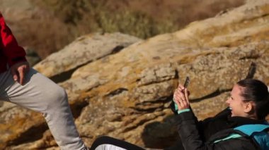 Selfie - kendi kendine portre fotoğraf hiking alarak mutlu çift. İki arkadaş ya da sevgili zammı kamera açık havada gülümseyen üzerinde.