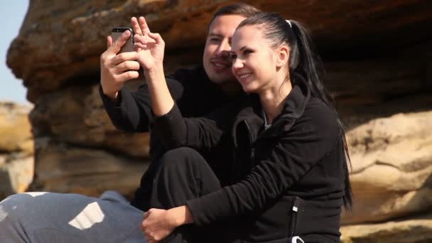 Menina e menino em canyon — Vídeo de Stock