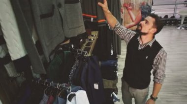 Giyim mağazasında alışveriş genç bir adam portresi
