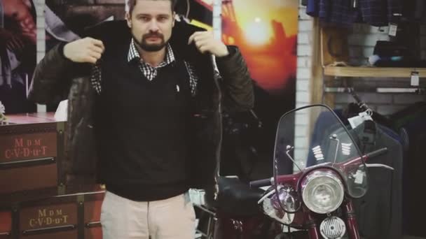 Портрет молодого человека, покупающего одежду в магазине — стоковое видео