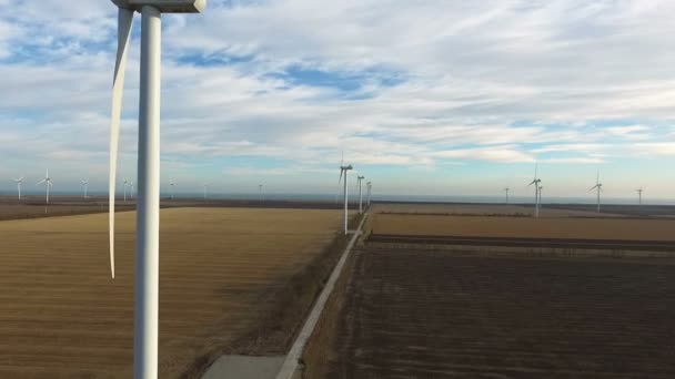 Beaucoup d'énergie éolienne. Photographie aérienne . — Video