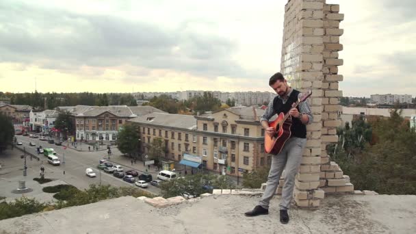 Um tipo com uma guitarra no telhado — Vídeo de Stock