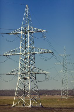 Alanları üzerinden geçen elektrik hatları