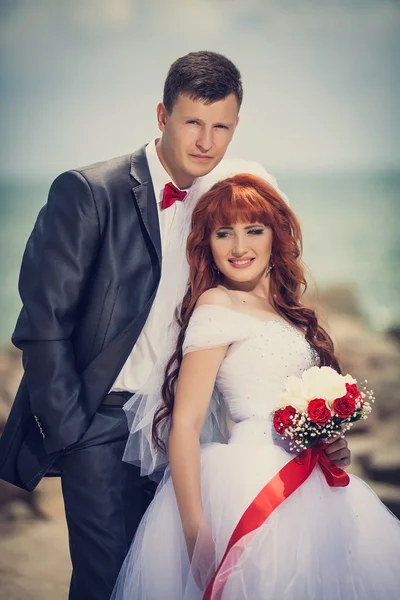 Düğün: gelin ve damat denizin kenarında