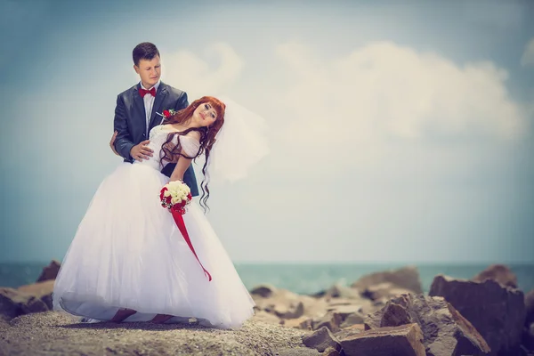 Wedding: bride and groom by the sea — Stock Photo, Image