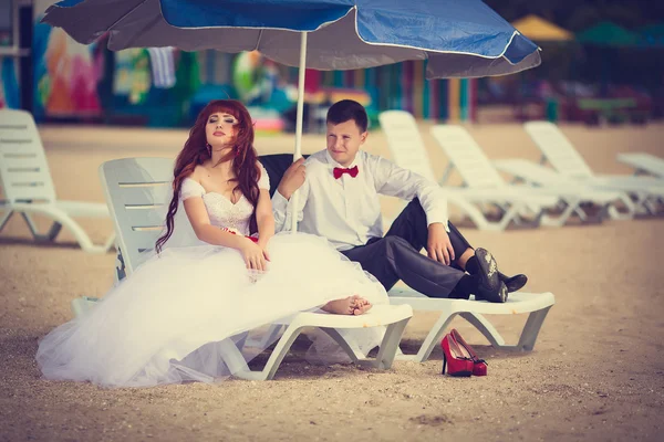 Gelin ve damat bir tembel üzerinde.