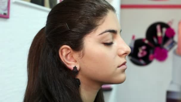Krásná žena s make-up použít make-up umělce. — Stock video