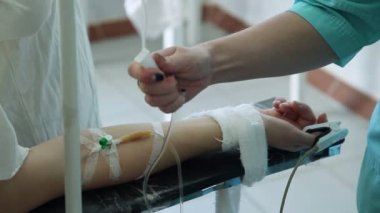 Ameliyat. Hastanın el.