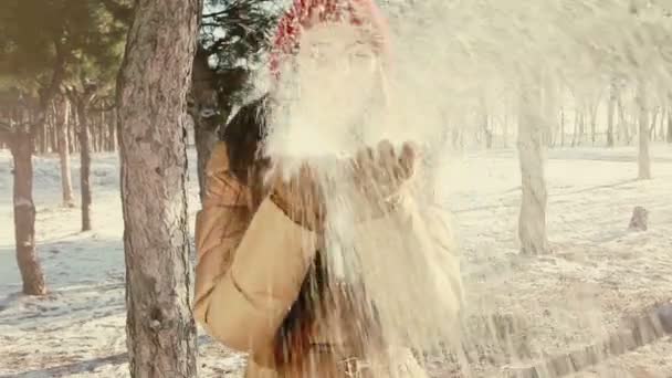 Χαμόγελο κορίτσι ρίχνει χιόνι — Αρχείο Βίντεο