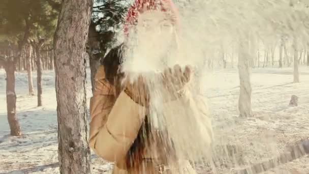 Sonrisa Chica lanza nieve — Vídeo de stock