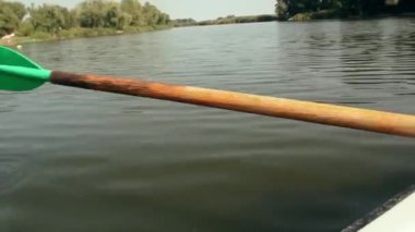 Suda kürek kürek