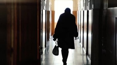 siluet bir koridor. Tünel kavramının sonunda ışık