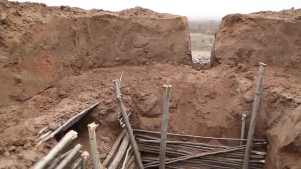 Byggandet av diken, kanoter och kaponjärerna — Stockvideo