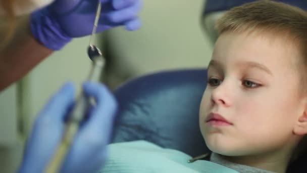 Primo piano bambino durante la procedura di trattamento di perforazione dei denti presso lo studio della clinica dentistica . — Video Stock