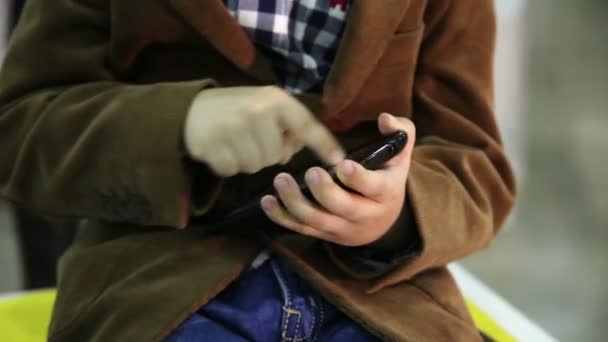 Roztomilý chlapec čerpá pomocí smartphone — Stock video