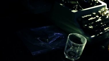 Alkol ve cam şişe tutan erkek el