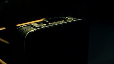 Eski çanta sapı ile.