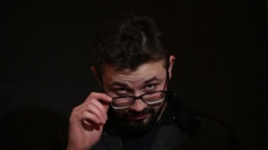yakışıklı duygusal adam koyu arka plan üzerinde bir dizi