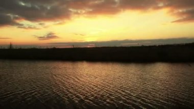 Günbatımı nehrinde - manzara serisi