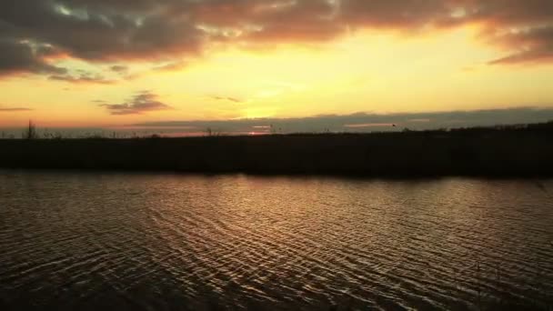 Tramonto sul fiume - serie paesaggistica — Video Stock