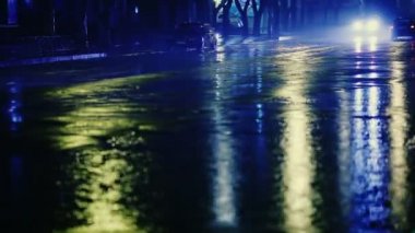 yağmur damlası geceleri sokak renkli trafik ışıkları ile bulanıklık bokeh arka plan vintage renk tonu, serin soğuk yağmur sezonu kavramı ıslak