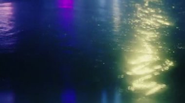 yağmur damlası geceleri sokak renkli trafik ışıkları ile bulanıklık bokeh arka plan vintage renk tonu, serin soğuk yağmur sezonu kavramı ıslak