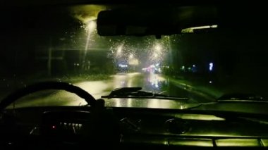Arabada, içine belgili tanımlık adam oturmak kapatın. Akşam-gece saatte yağmurlu havada, görünüm, Denetim Masası, tekerlekli, geniş açı içinde gerçek zamanlı yakalama
