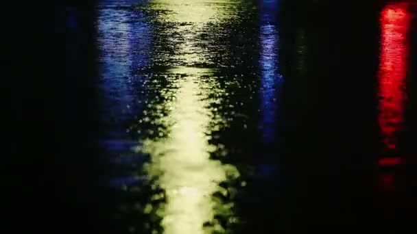 Regen Tropfen mit Straße bunte Ampeln in der Nacht verschwimmen Bokeh abstrakten Hintergrund Vintage Farbton, kühle Kälte nass Regensaison Konzept — Stockvideo