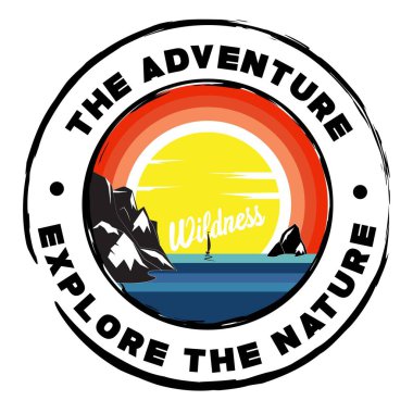 Dağ ve gündoğumu plaj geçmişli basit macera rozeti logosu tasarımı.