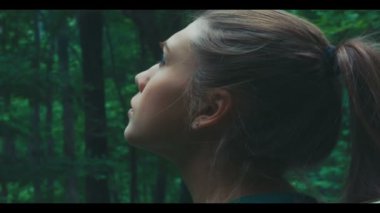 Uzun yürüyüşe çıkan kimse kadın ormanda, hiking durur ve etrafına bakıyor.