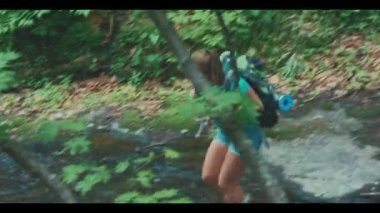 Uzun yürüyüşe çıkan kimse kadın ormanda, hiking durur ve etrafına bakıyor.