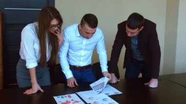 Grup İşadamlarından bir masa etrafında ayakta