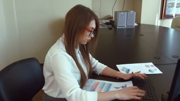 Attraente donna d'affari che lavora con il computer in ufficio — Video Stock