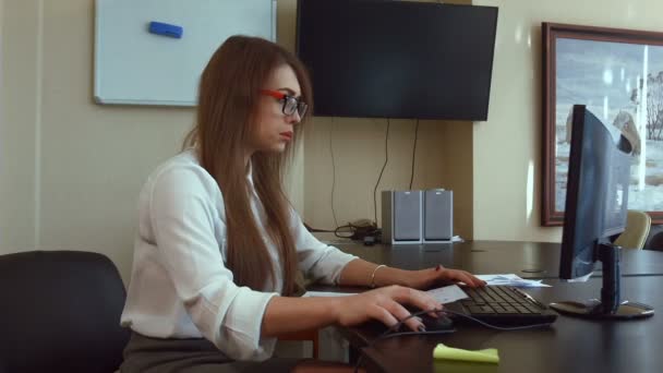 Atractiva mujer de negocios que trabaja con la computadora en la oficina — Vídeo de stock