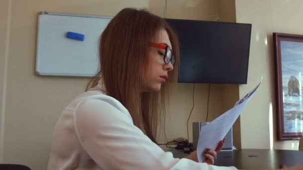 Młody biznes kobieta ma bóle głowy od pracy przy komputerze. — Wideo stockowe