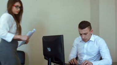 İş kadını ofiste kınama onu patron, stabilize ateş alır.