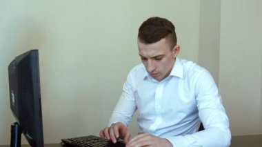 İşadamı arkadaşı bir iş aferin için övgü