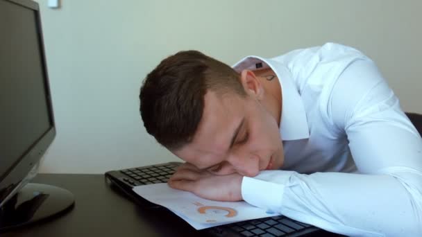 Uomo d'affari dormire sul lavoro — Video Stock