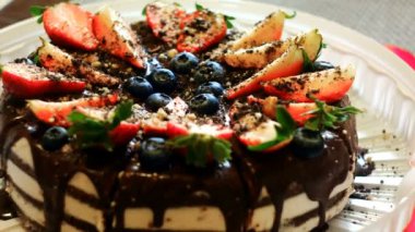 Doğum günü pastası. Çilek dilimleri pasta. tatlı dessert.slow hareket