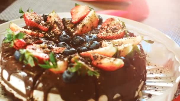 Geburtstagstorte. Kuchen mit Erdbeerscheiben. süßes Dessert in Zeitlupe — Stockvideo